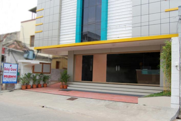 Balaji Grand Hotel Kākināda Esterno foto