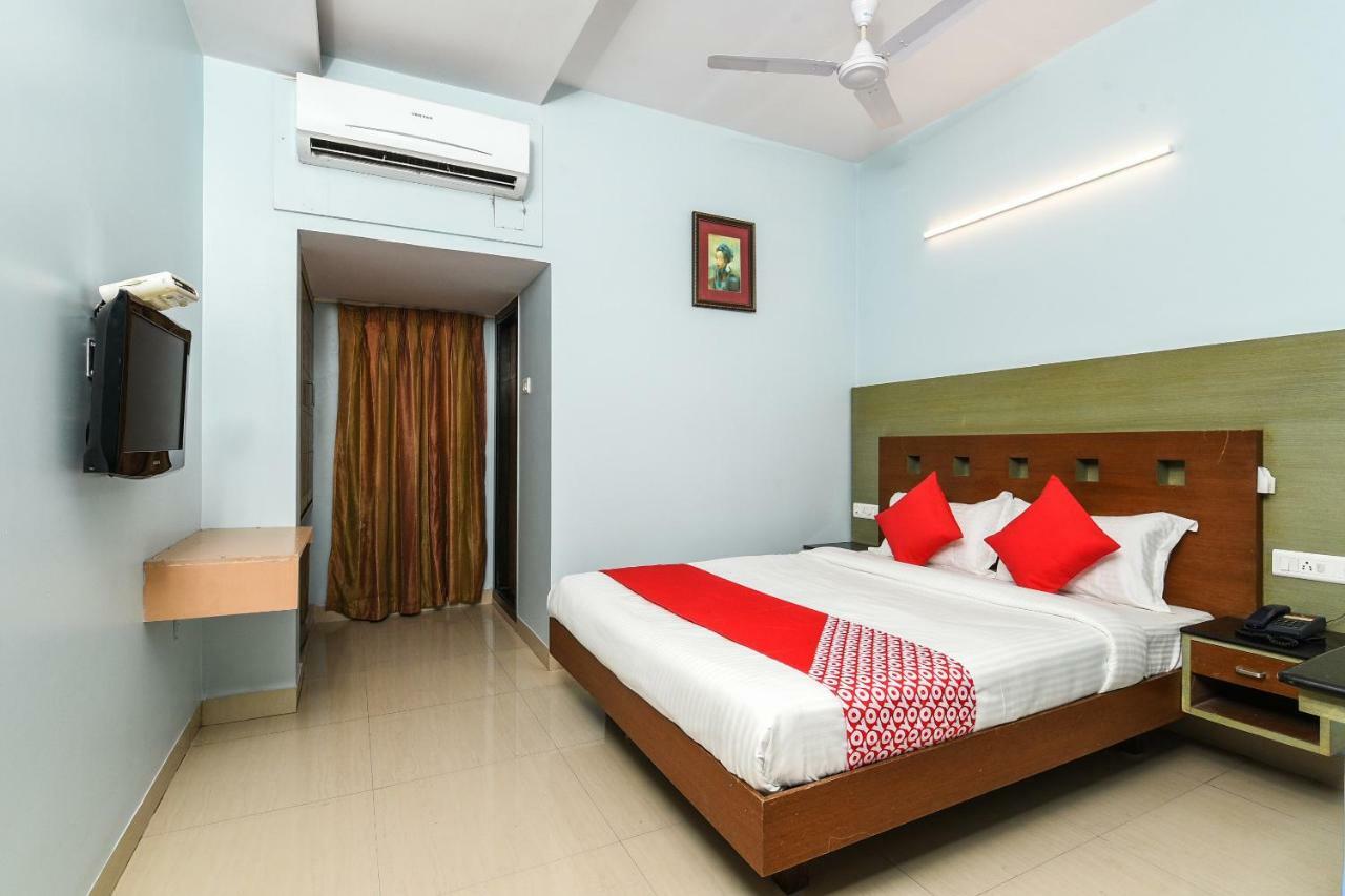 Balaji Grand Hotel Kākināda Esterno foto