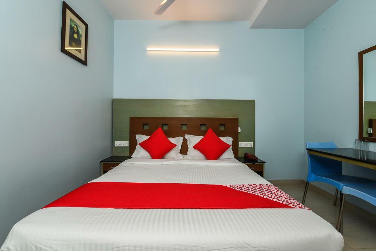 Balaji Grand Hotel Kākināda Esterno foto